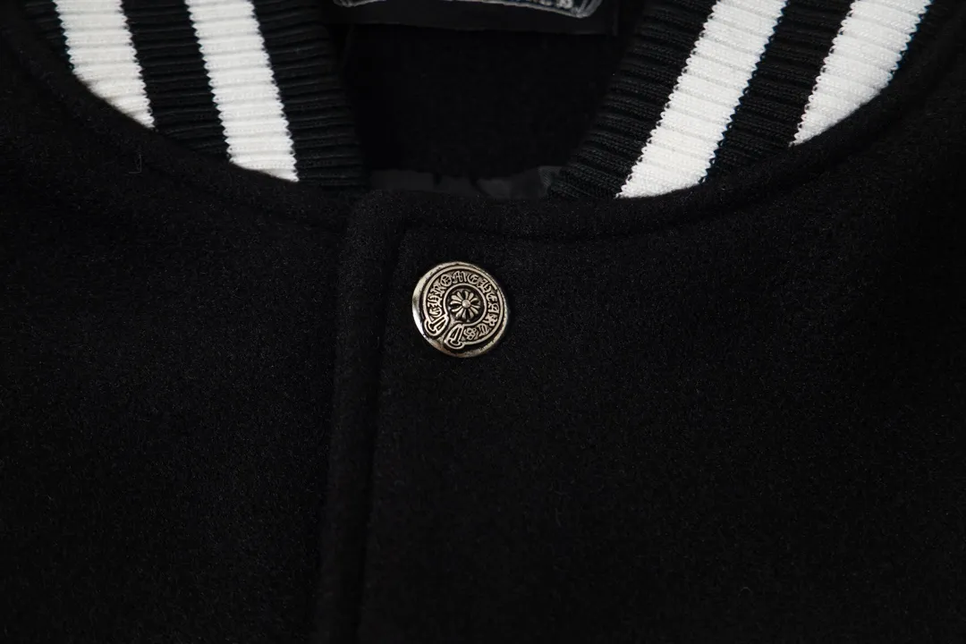 P380 Model No. Y611 Chrome Hearts Fw25 Chrome Hearts Horseshoe Cross Baseball Jacket Same style for men and women. New product is hotly shipped. The original customized woolen fabric has a little thickness. The upper body is still very good in early spring weather. Imported spliced pu leather sleeves. The original mold is made while the leather is delicate. The chest and back are super heavy-duty design. Exclusive customized cross metal decoration. Customized loose fit. Both men and women are very handsome. All details respect the original version. Mold customization of distressed cross snaps with incomparable distressed texture SIZE:M-XXL